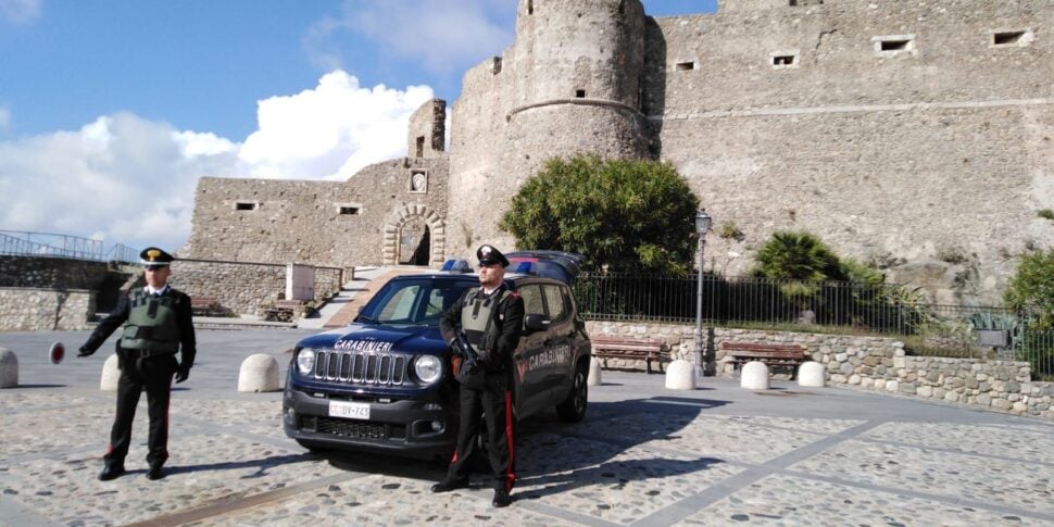 Couple of arsonists from Catanzaro arrested while setting a fire in Squillace Lido