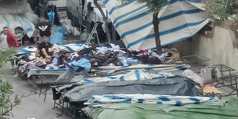 Capo d'Orlando, gusts of wind make the party stalls "fly": elderly woman ends up in hospital