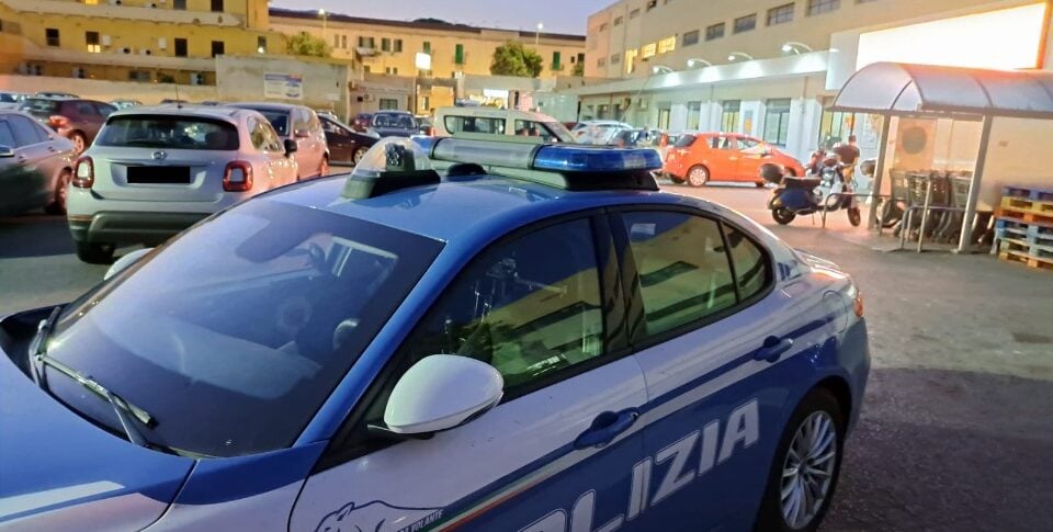 Messina, moments of fear at the "Famila" in via La Farina: he attempts a theft and tries to escape by running over an employee