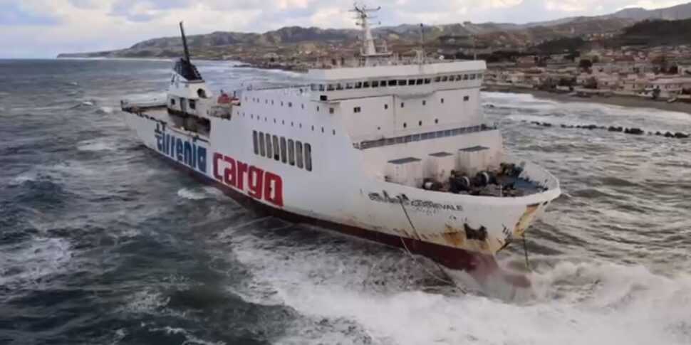 Cargo ship stranded on the coast of Rometta.  She unhooked from a tugboat that was supposed to transport her to Türkiye