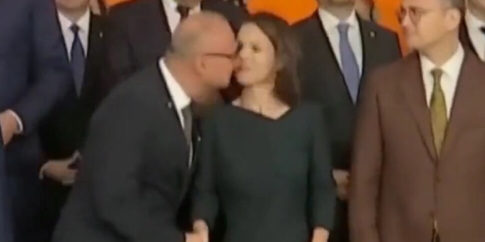 Embarrassment for the Croatian minister who clumsily tries "to kiss his German colleague on the mouth" VIDEO