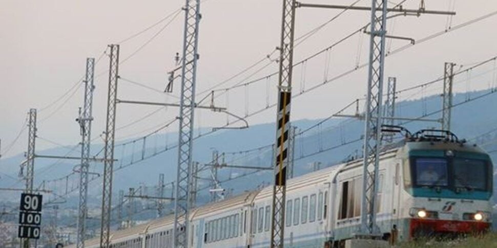Stones against a train coming from Sapri.  Fear in the area between Praia a Mare and Scalea