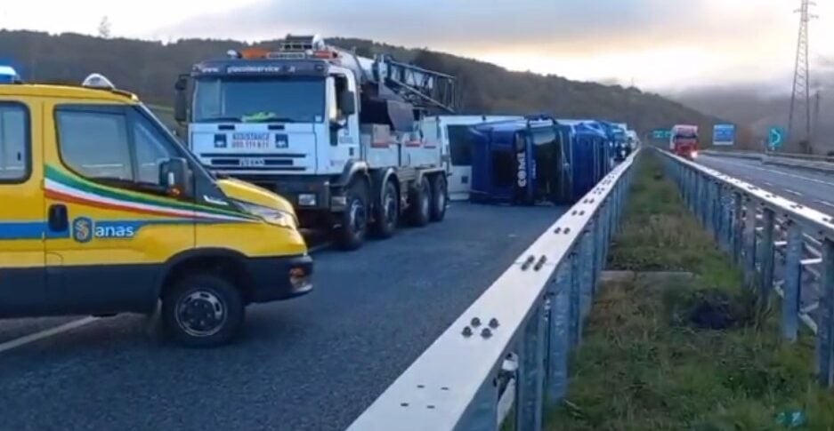 Truck overturns and loses its load on the A2 between Campotenese and Mormanno, the driver injured