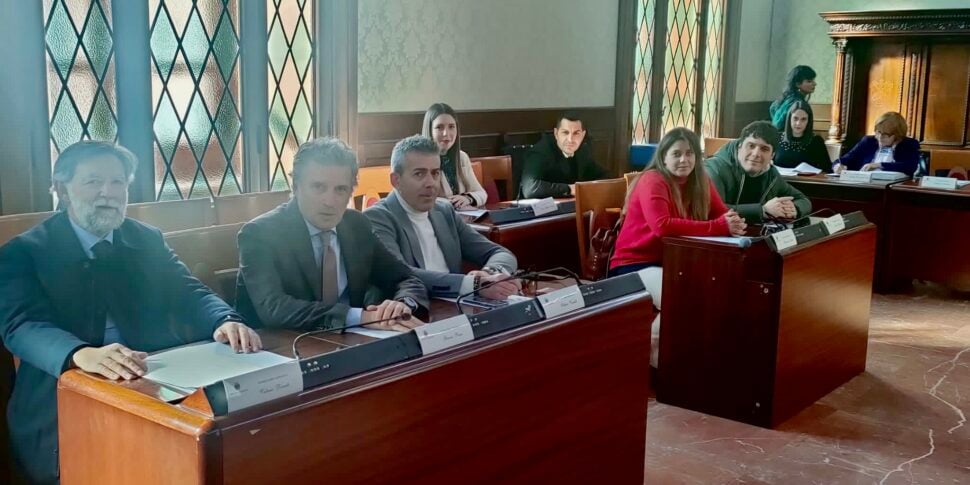 Catanzaro, deserted council meeting on the PSC.  The opposition “arises”.