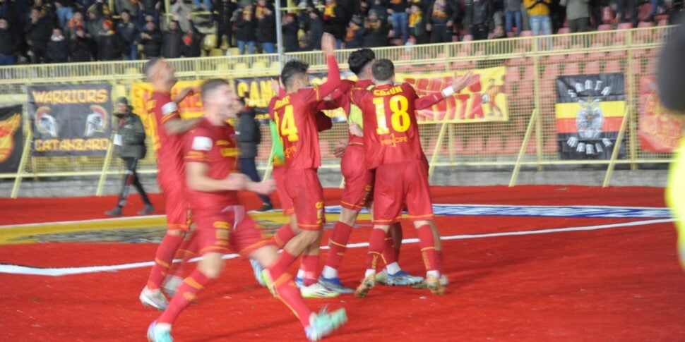 Catanzaro never stops: they beat Pisa and are again third in the standings