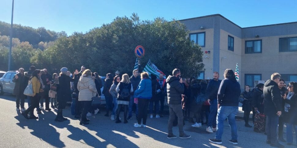 Montalto Uffugo, the protest of the 495 "Abramo" employees: the Calabrian mayors alongside the workers