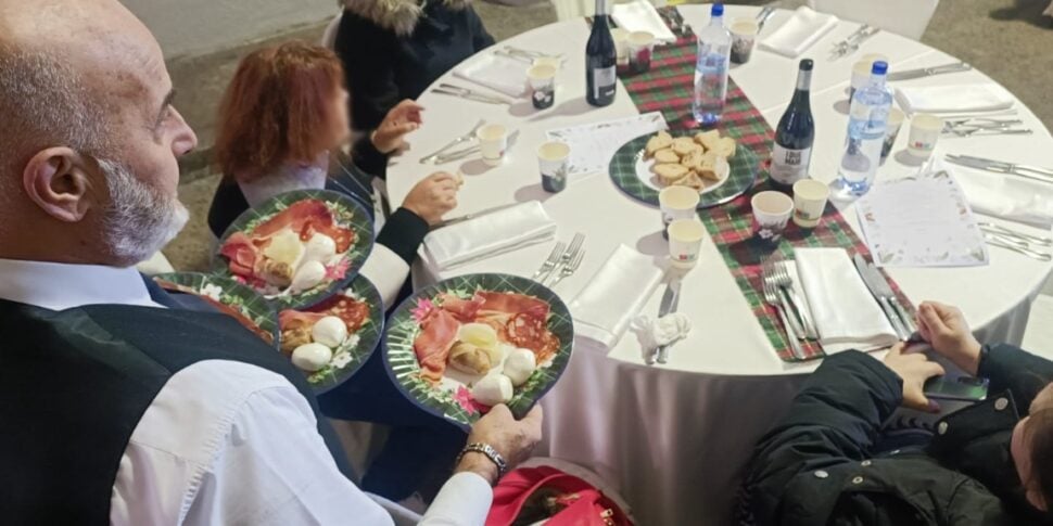 Reggio Christmas City, solidarity lunch at Palazzo San Giorgio: fragile subjects and families in difficulty hosted at the Reggio Town Hall