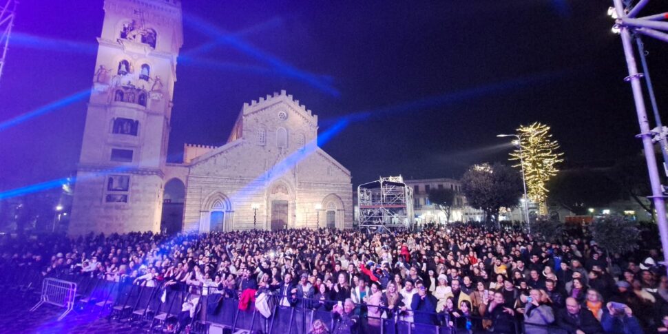 New Year's Eve in Piazza Duomo: fun, music and many people from Messina