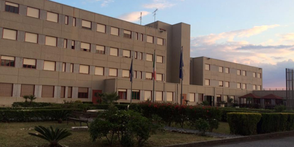 More violence in a prison in Calabria, inmate threatens to set himself on fire in Paola
