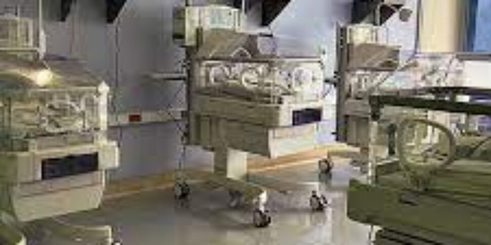 El Salvador: fake nurse gets the newborn delivered by the mother, puts it in a backpack and runs away