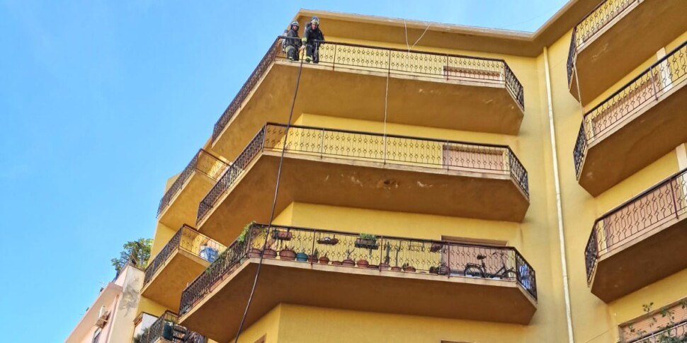 Fire in an apartment in Reggio, firefighters descend from the floor above to put out the flames