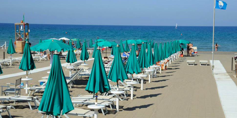 Seaside resorts, risk of chaos on the beaches.  The plant managers are alarmed and are calling for certainties