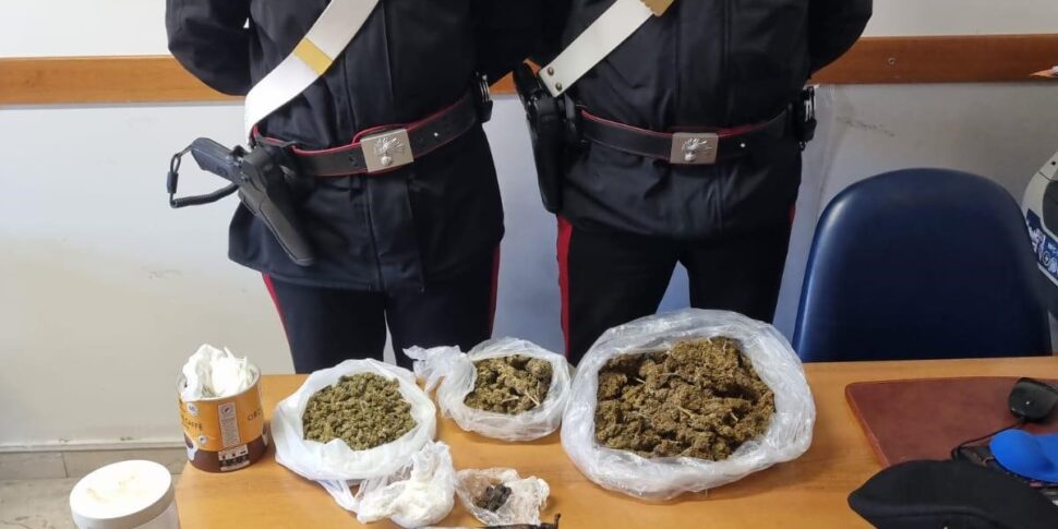 Isola Capo Rizzuto: caught with two pistols, a rifle and over half a kilo of drugs.  A 43-year-old man arrested