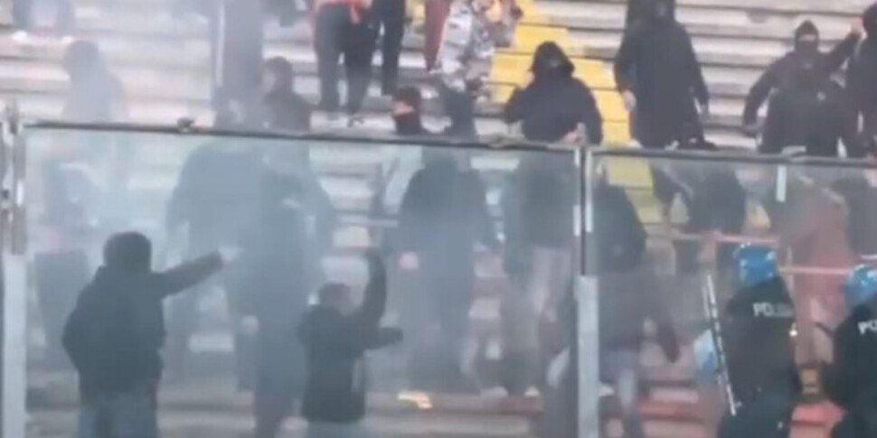Clashes during Padua-Catania: 17 bulletins from the police station to red and blue ultras