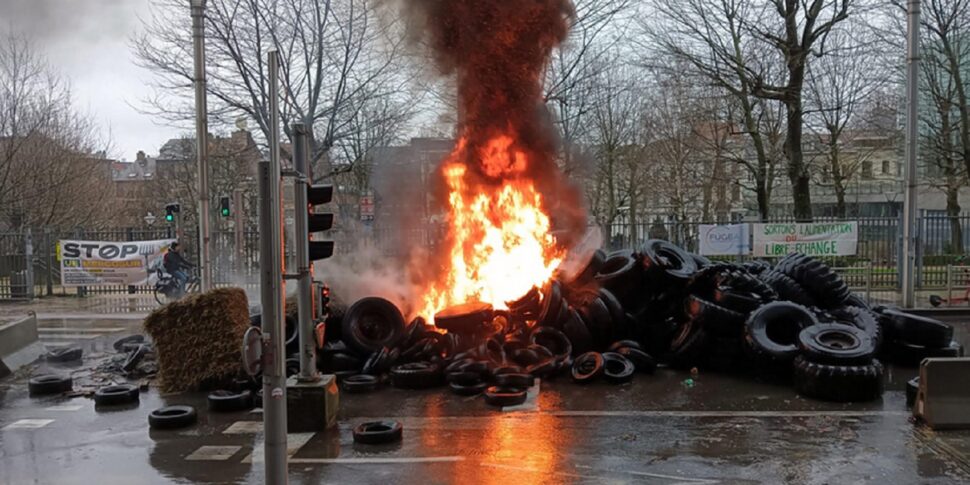 Tractors invade Brussels, tension rises between fires and fire hydrants