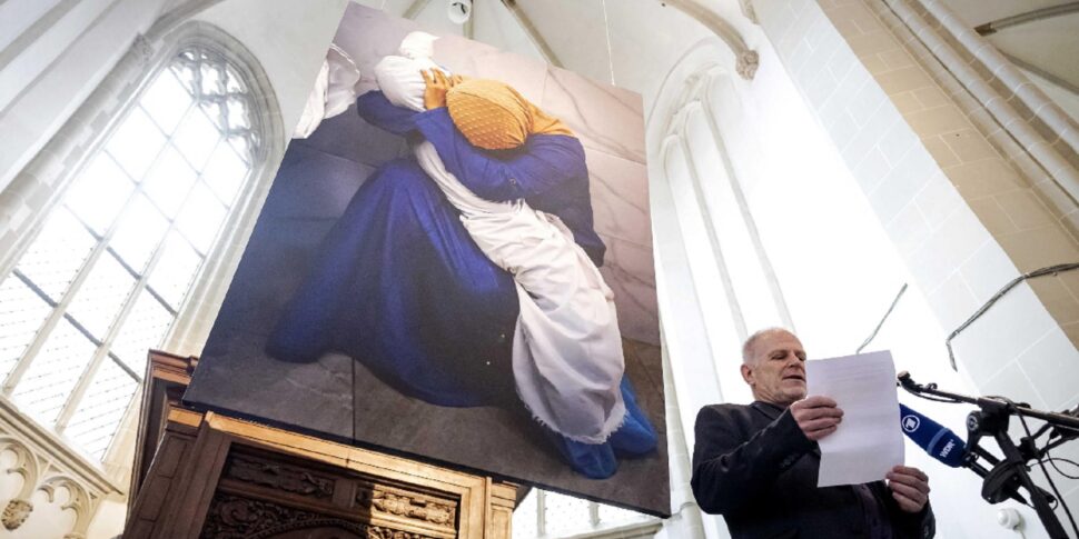 "The Pietà of Gaza" wins the World Press Photo 2024: a Palestinian woman holding the body of her dead niece in her arms