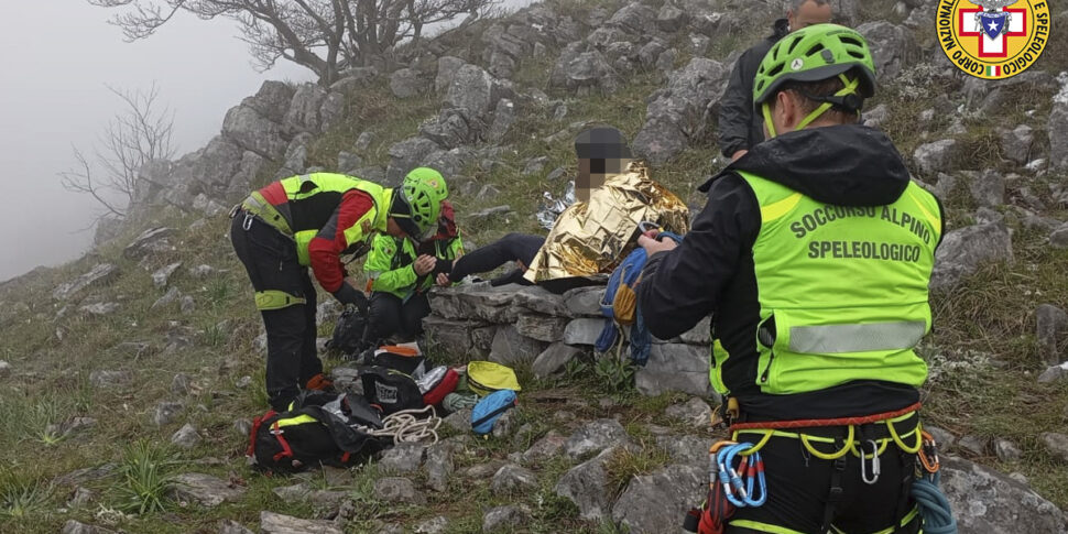 She slips and hurts her leg: woman rescued in the Pollino national park
