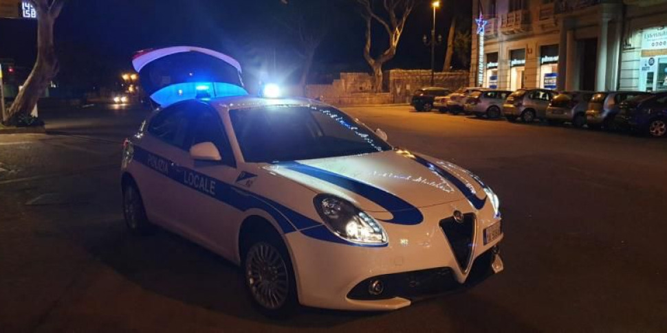 Reggio, complaints and reports of the Local Police regarding construction and commercial police.  Over half a quintal of food goods seized