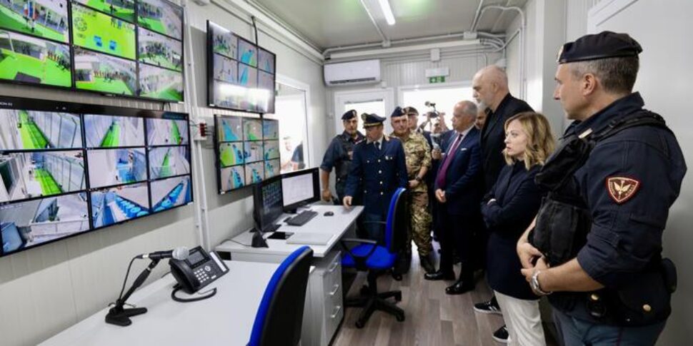 Giorgia Meloni in Albania: "The two migrant centers operational since August".  Schlein: "An electoral stunt"