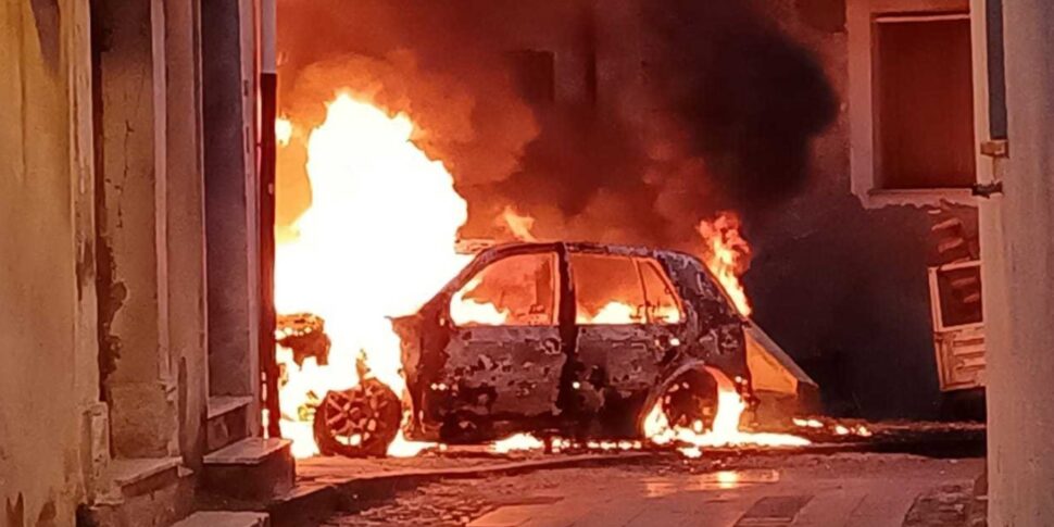Night of terror in Lungro, three cars belonging to an entrepreneur set on fire.  Rescued a disabled person