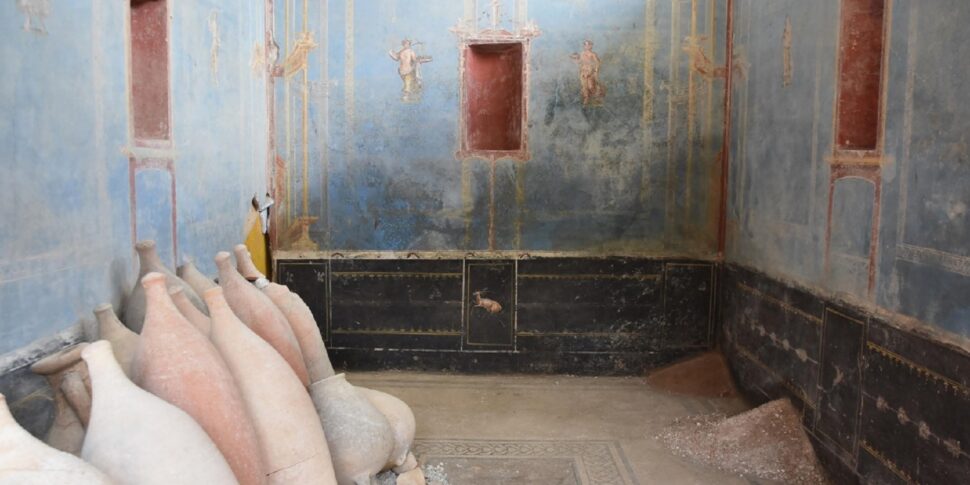 Pompeii reveals its secrets: a blue sacrarium discovered in the ancient city.  PICTURES