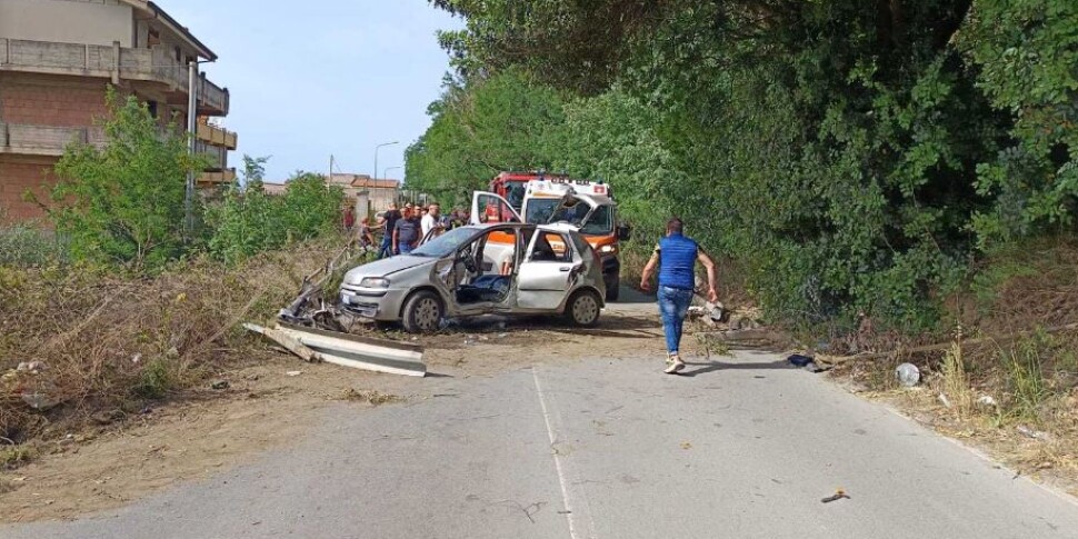 Serious accident in Barcelona, ​​car hitting guard rail: 18 year old with a reserved prognosis in Messina