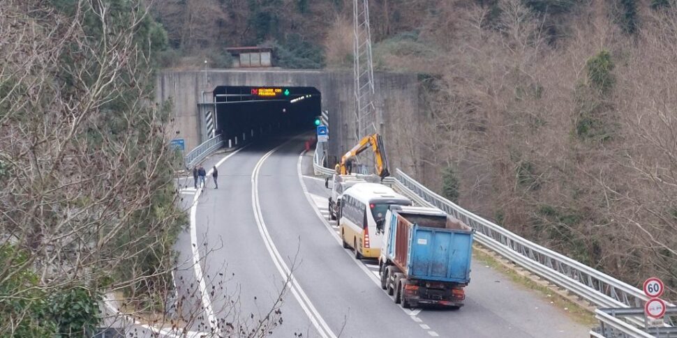 Suspension of work in the Limina tunnel, the appeal: «Let's save the summer of Locride»