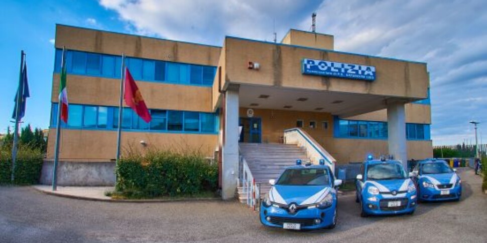 Catanzaro, he goes to apply for a residence permit but is wanted: there was an international arrest warrant for a 27-year-old Turkish man