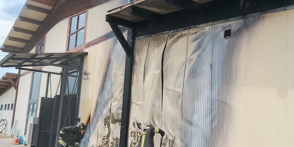 Fire in a commercial warehouse in Feroleto Antico: firefighters intervene