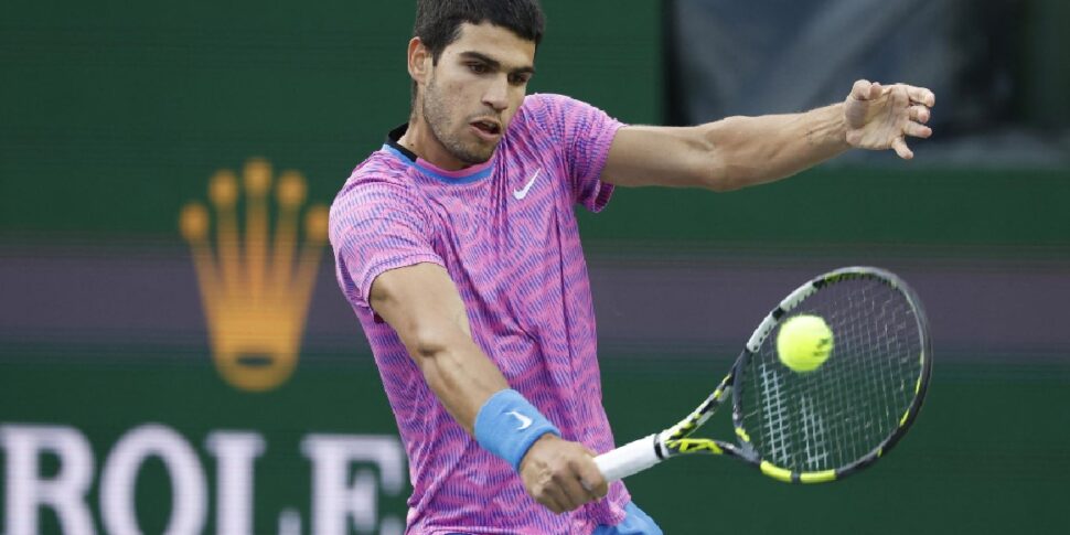 Alcaraz unreleased, in Cincinnati he loses the match with Monfils... and his head: racket destroyed