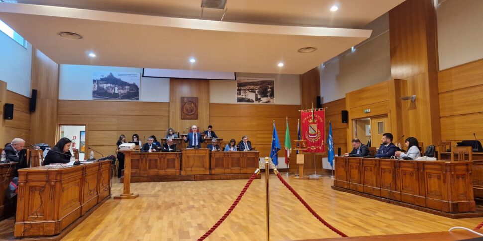 Elections 2025, coalitions at the crossroads in Lamezia: after the summer there will be a showdown