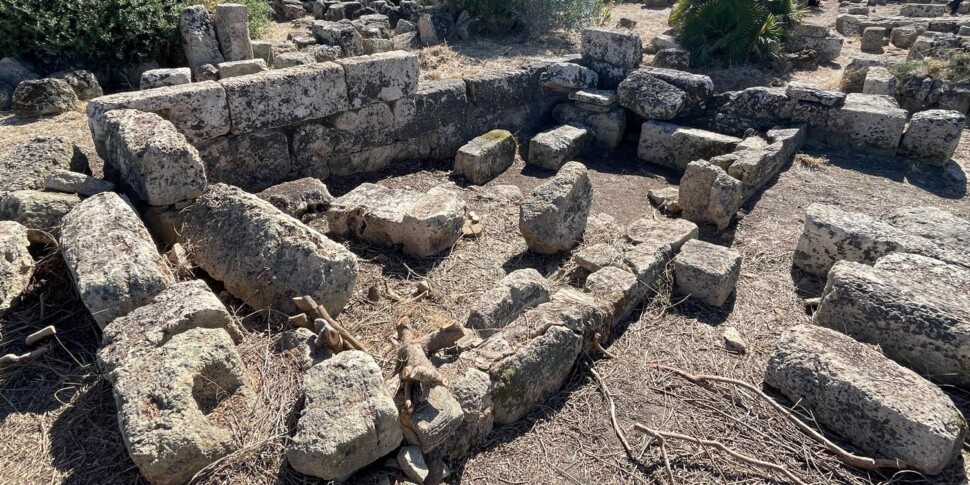 Excavations at the Selinunte archaeological park, a new temple brought to light