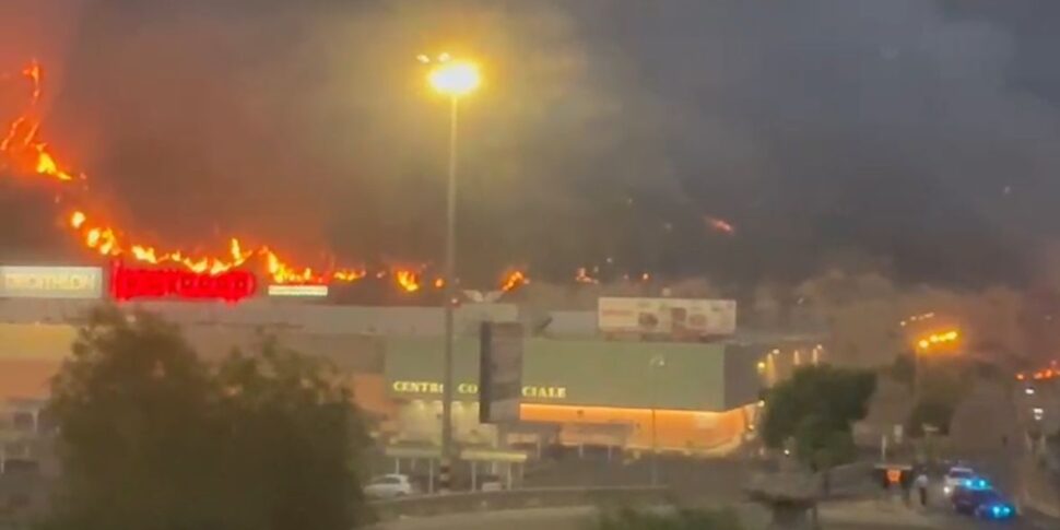 Fear in Cosenza, a large fire in the helicopter rescue area: moments of panic among residents VIDEO