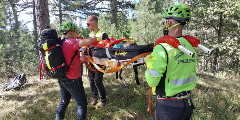 Fear in Camigliatello silano, mushroom hunter falls and breaks her leg: mountain rescue intervention