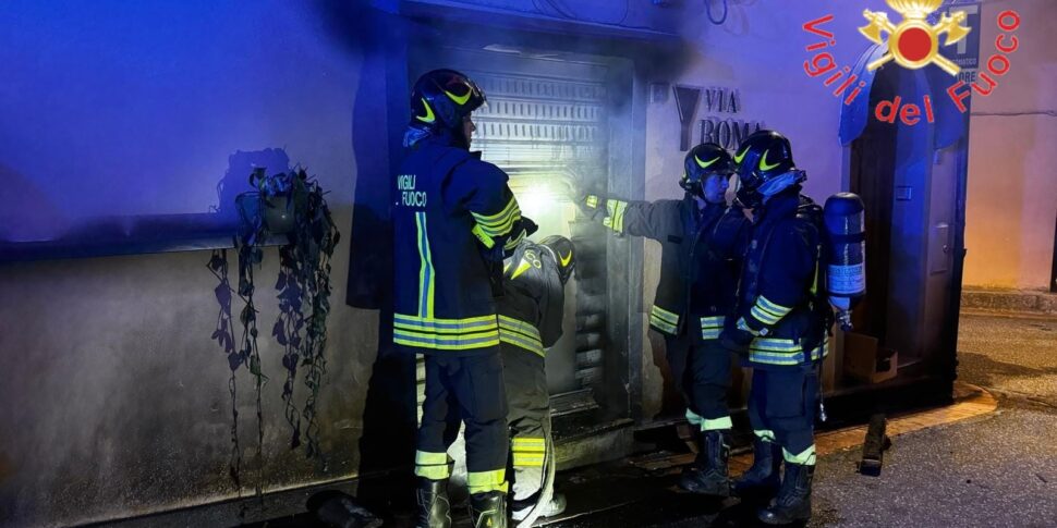 Fear in Marcellinara, a bar and tobacconist on fire during the night