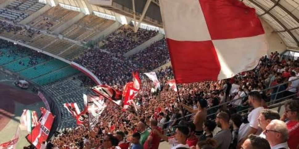 In Bari you feel at home with the sound of... focaccia. The generous offering of the red and white fans to the supporters of Cosenza