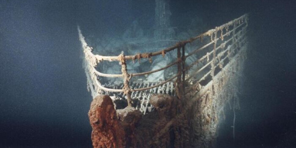 Part of the Titanic's bow collapses and ends up on the bottom of the Atlantic: it's the railing that became famous with Cameron's film