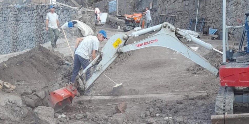 Work begins on Stromboli after the flood of October 19th. First interventions in Ginostra