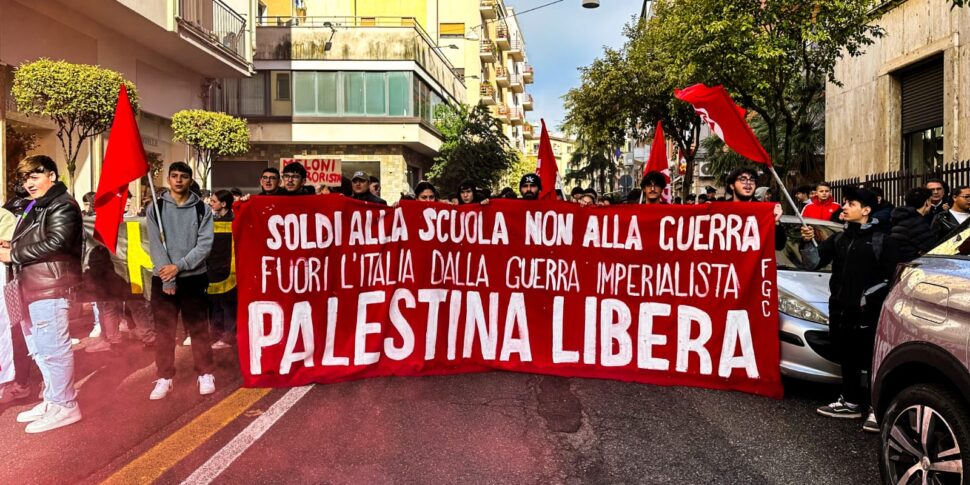 Students in the square in Cosenza: "Money for school, not for war"