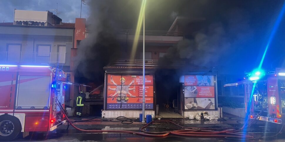 S. Teresa di Riva, fire destroys a hardware store. Evacuate nearby homes