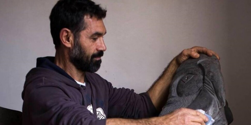 "The stones of Stromboli" transformed into faces with the art of the chisel