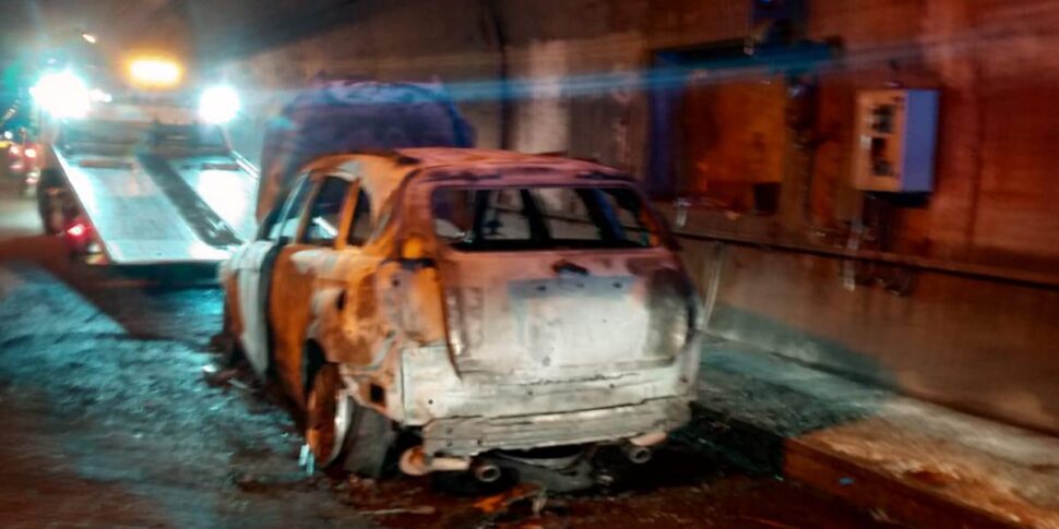 A20 Messina-Palermo, car on fire in the Calavà tunnel: one man miraculously unharmed