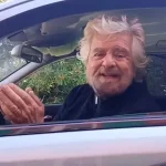 Beppe Grillo speaks from a hearse: "The Movement is dead, make yourself another symbol" And he compares Conte to the Wizard of Oz: "He disintegrated us"
