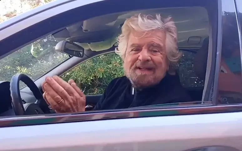 Beppe Grillo speaks from a hearse: "The Movement is dead, make yourself another symbol" And he compares Conte to the Wizard of Oz: "He disintegrated us"