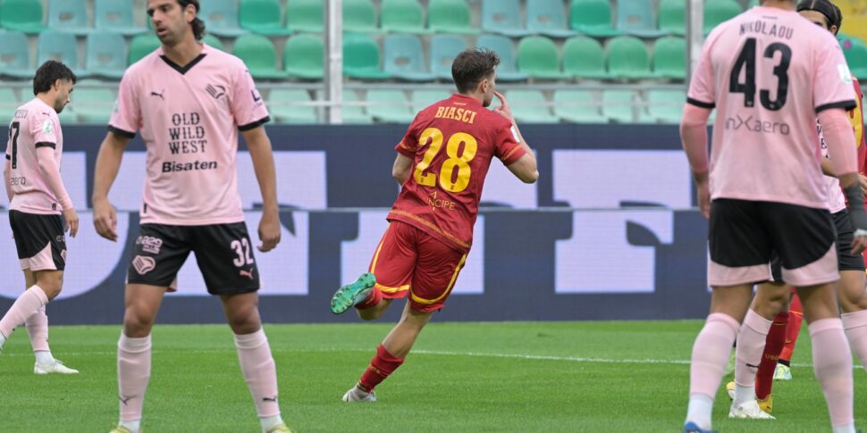 Catanzaro defeats Palermo 2-1 and "takes away" the playoff zone from the Rossoneri THE WORDS OF CASERTA