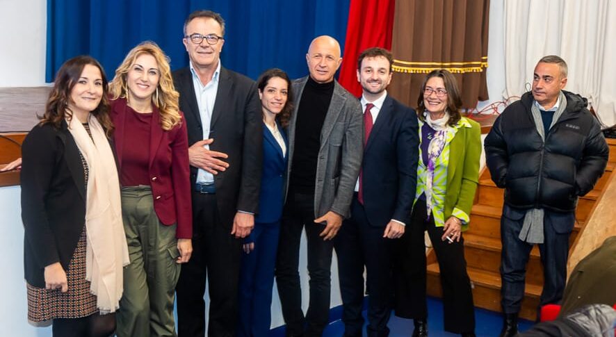 Catanzaro, the exhibition "You begin to make her love you" begins with the stories of redemption told by Domenico Iannacone