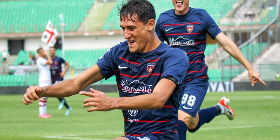 Cosenza deludes itself with Venturi, then in 4' Sassuolo turns the game around (2-1)