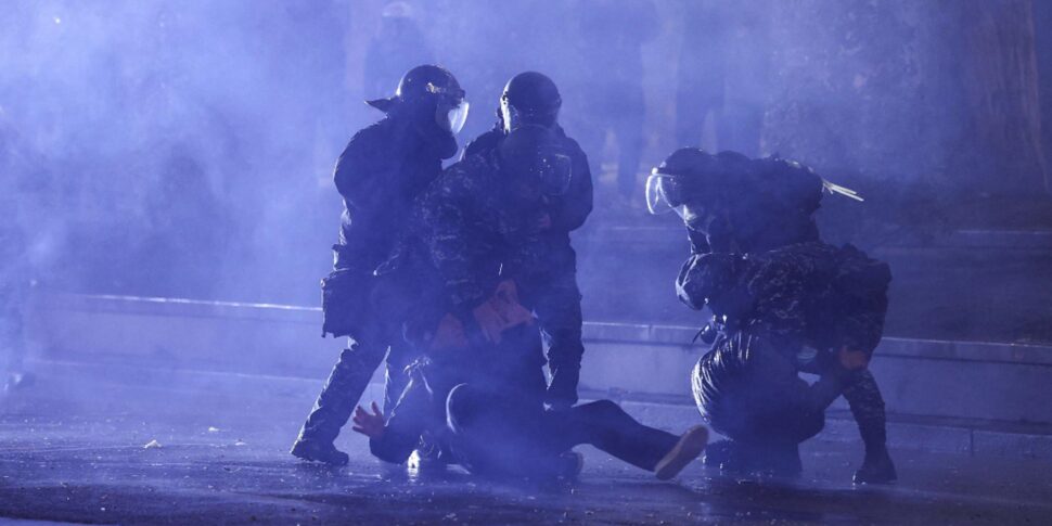 Georgia in chaos, mass arrests in Tbilisi but the streets do not stop: opposition leader beaten. Police accused of torture