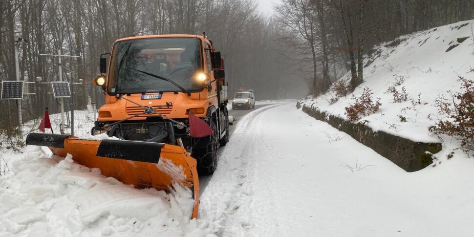 Nebrodi covered in snow, the Metropolitan City of Messina working to guarantee traffic after the snowfall PHOTO