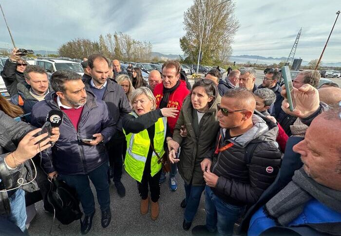 Stellantis, dismissal of 97 Trasnova workers. Schlein in Pomigliano: "Block the procedure. Elkann respond in Parliament"